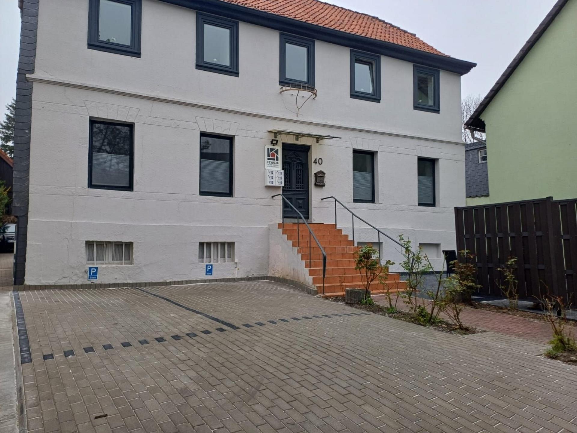 Parkplatz und Eingang